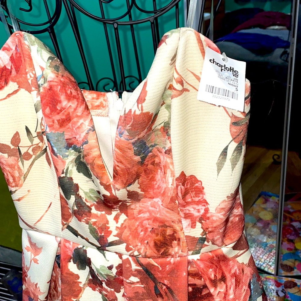Flowered romper. - Picture 3 of 3
